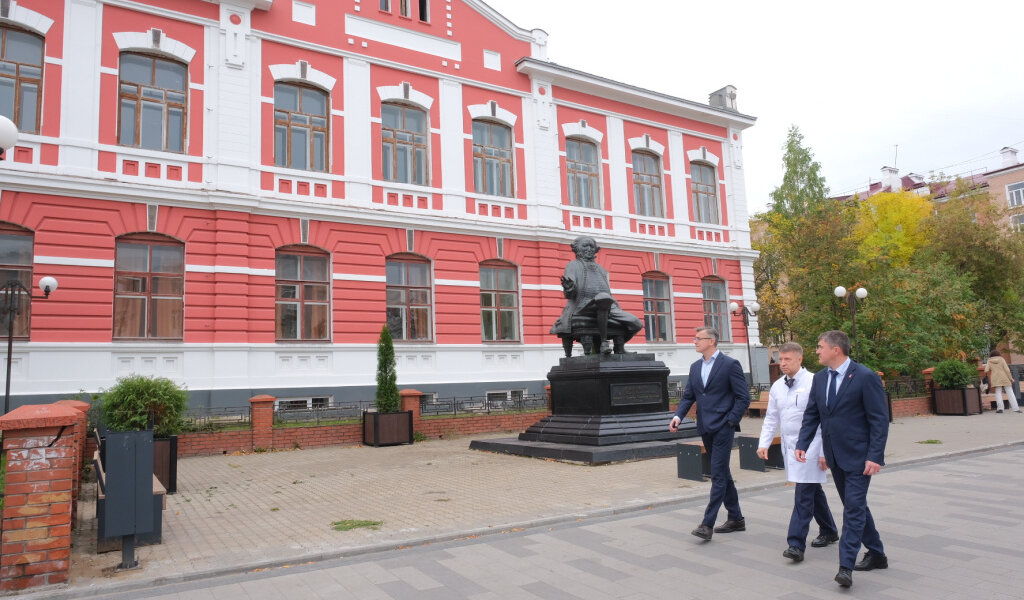 Губернатор Дмитрий Махонин проверил, как идет ремонт крупных больничных комплексов в Перми