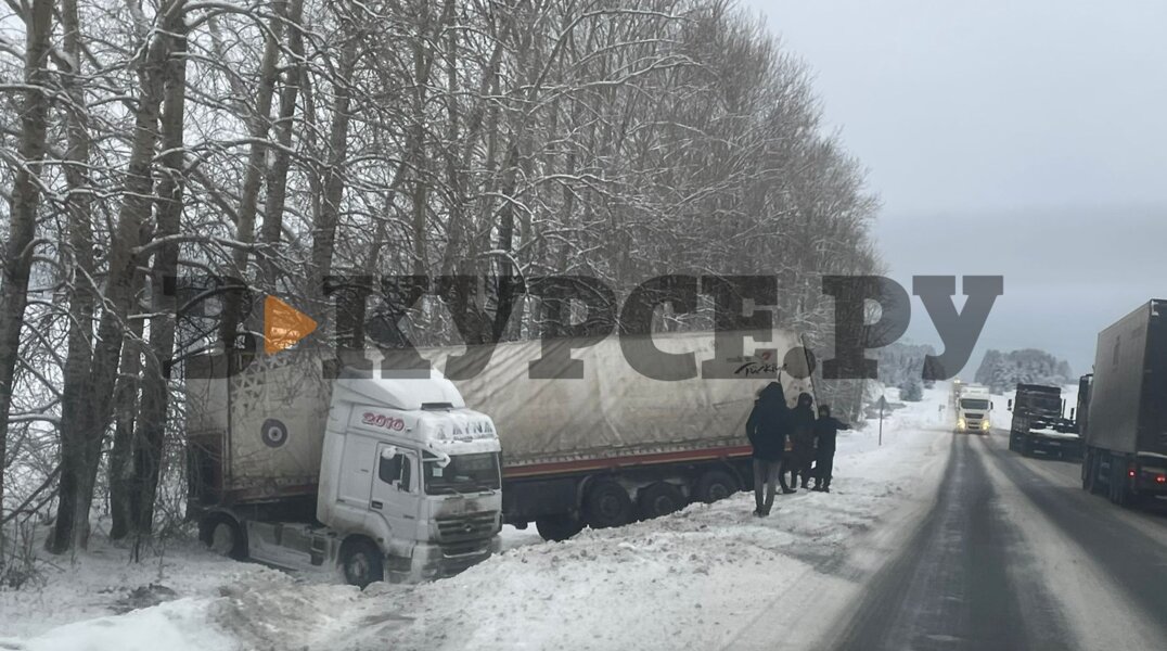 На заснеженной трассе Пермь — Екатеринбург большегруз вылетел в кювет