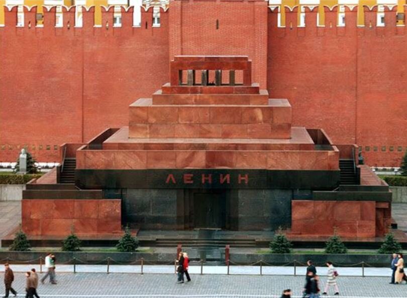 В Москве неадекватный мужчина хотел, чтобы Ленин отпустил его грехи