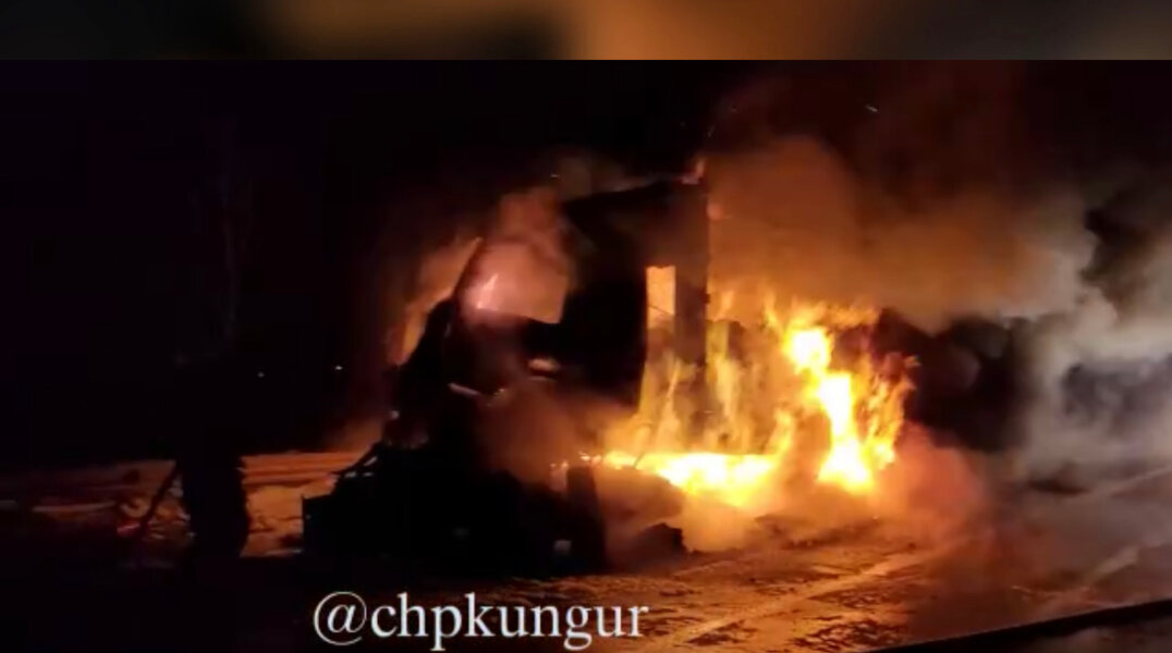 На трассе Пермь-Екатеринбург после ДТП загорелся большегруз