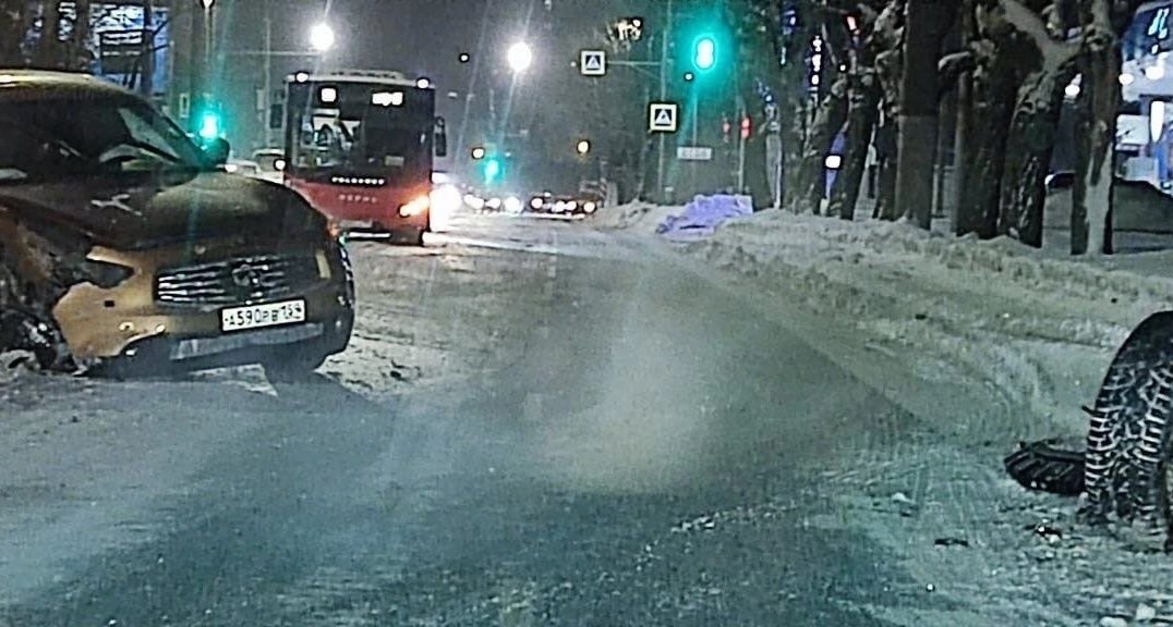 В Перми из-за аварии у иномарки отлетело колесо