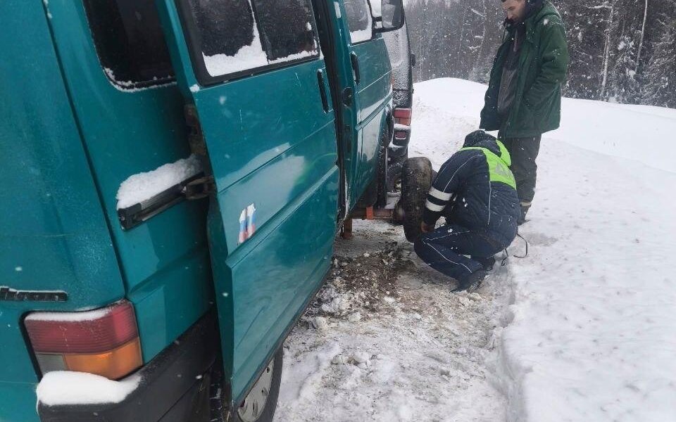 В Прикамье полицейские помогли водителю микроавтобуса, застрявшего на трассе из-за поврежденного колеса