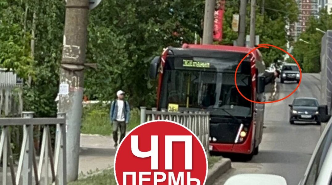 В Перми мужчина пытался вылезти из окна автобуса, но застрял