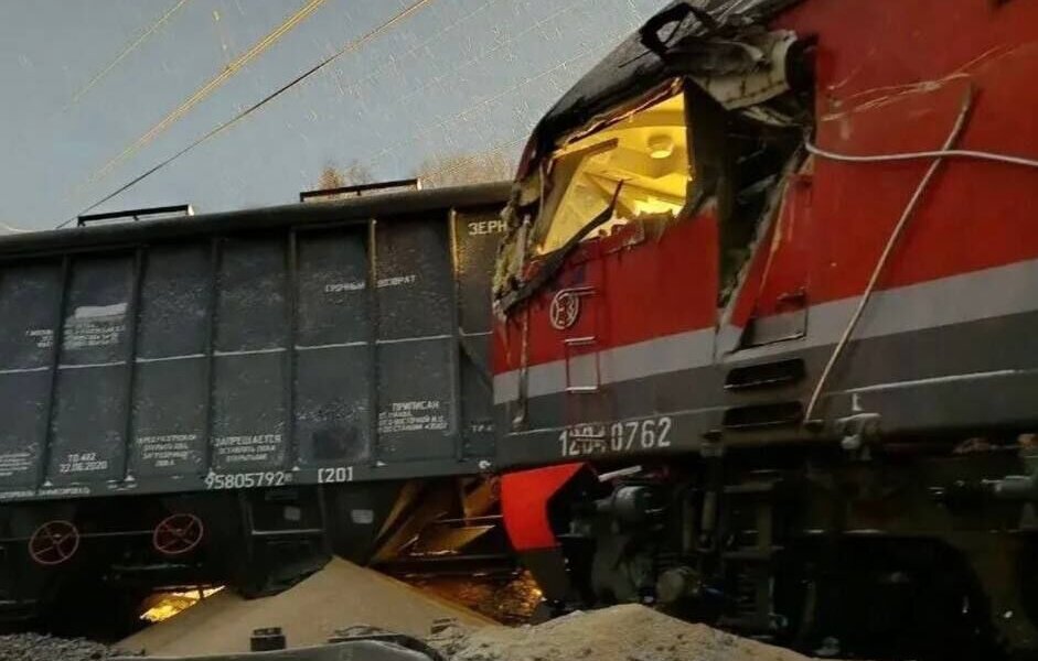 Названы первые версии причин схода вагонов с рельсов под Пермью