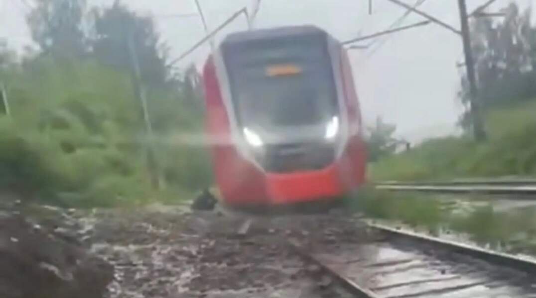 В Прикамье электричка прервала свой путь из-за оползня