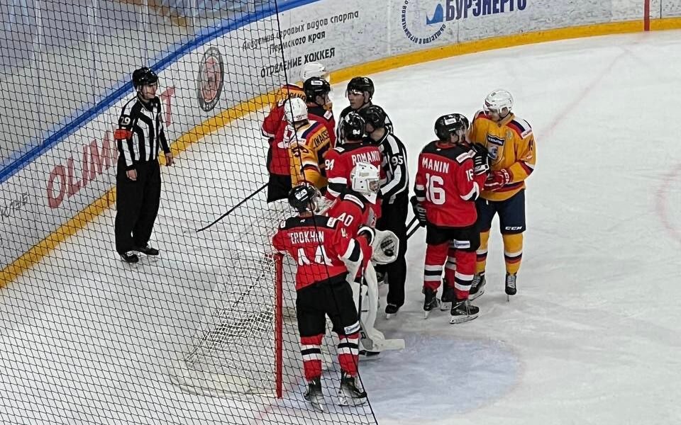 Очередная победа пермского ХК «Молот» подняла клуб на первую строчку турнирной таблицы