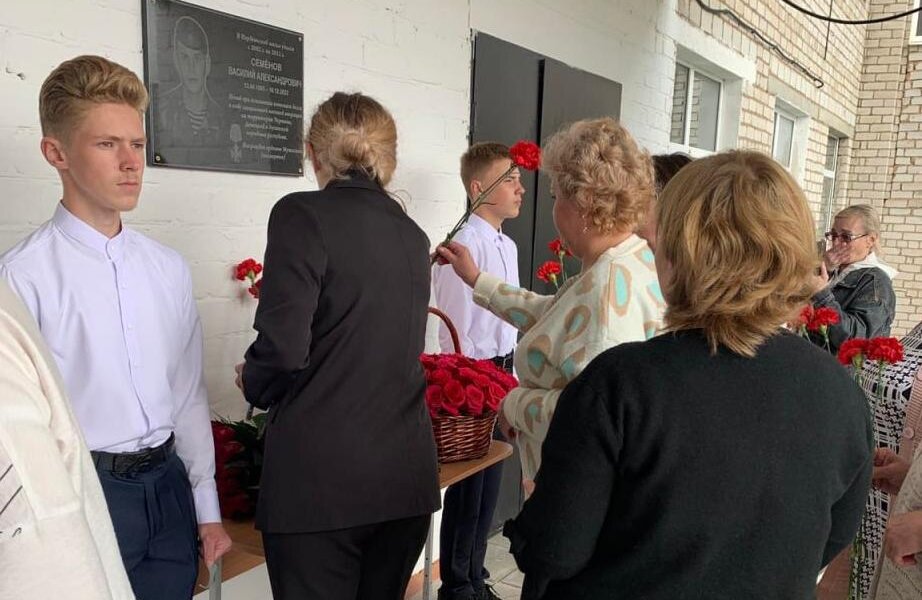 В Пермском крае открыли мемориальные доски и памятные парты в честь погибших на СВО