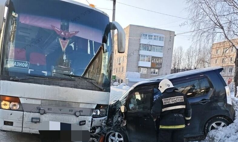 В Краснокамске легковой автомобиль врезался в автобус