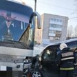 В Краснокамске легковой автомобиль врезался в автобус