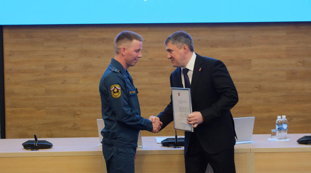 Дмитрий Махонин в честь праздника вручил награды сотрудникам пожарной охраны Прикамья