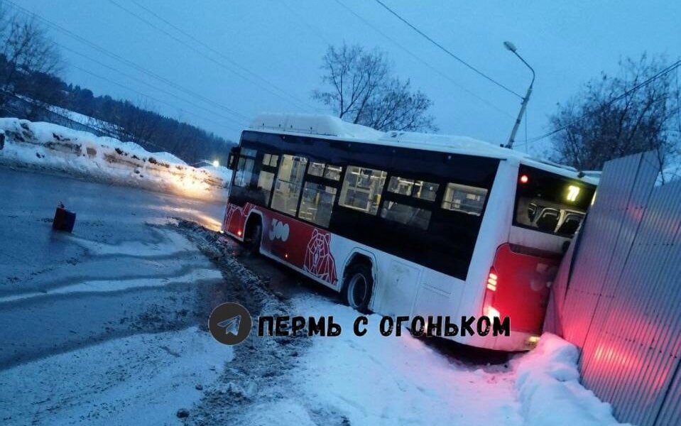 В Перми автобус врезался в ограждение