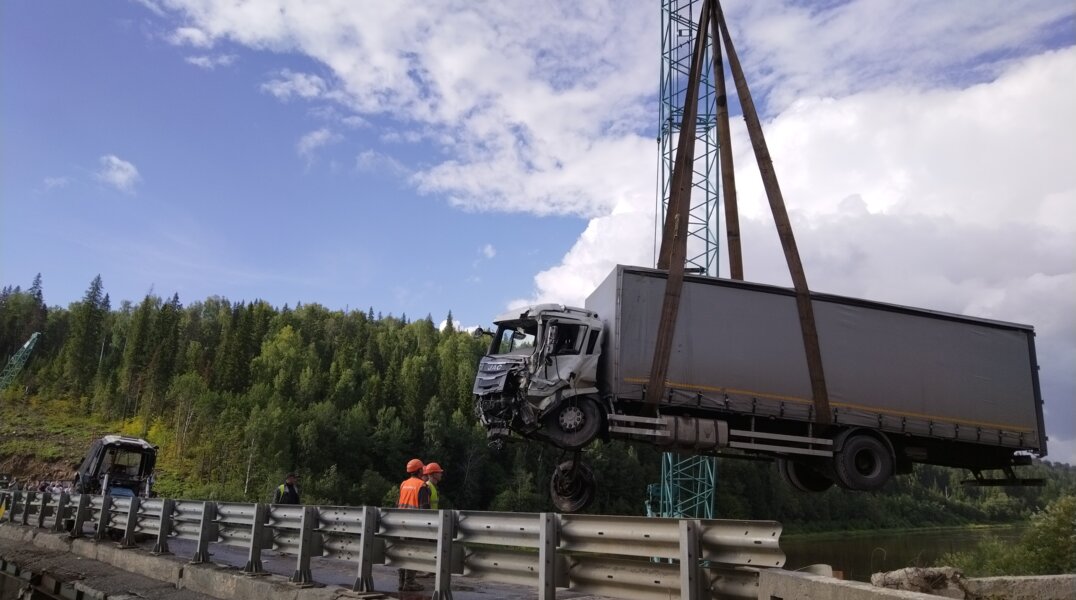 На Вильвенском мосту фура врезалась в трактор