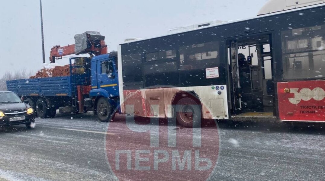 В Перми произошло ДТП с участием грузовика и пассажирского автобуса