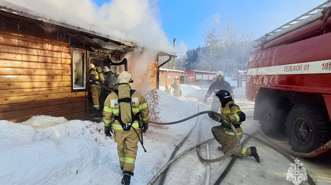 В Прикамье огонь частично уничтожил здание популярной базы отдыха
