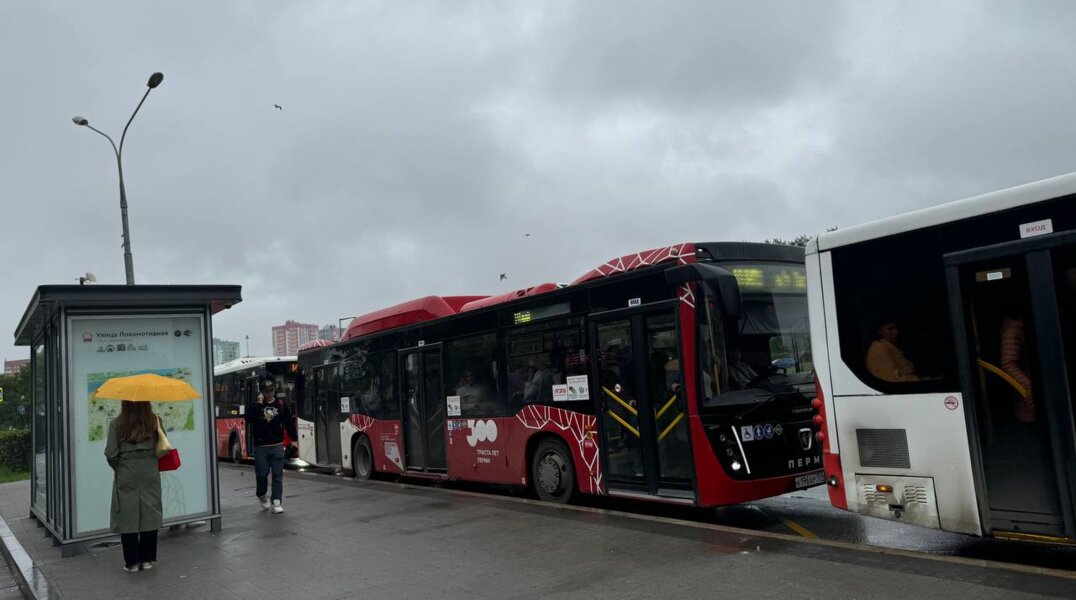 "Дальше не поедем": в Перми водители автобусов высаживают пассажиров на полпути из-за пробок