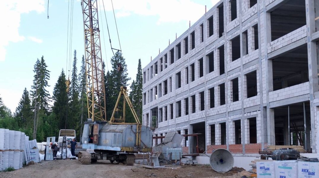 В городе Чусовой каркас здания поликлиники готов на 80%