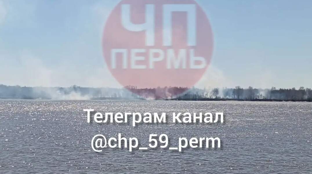 Вблизи деревни Гамы загорелся  камыш