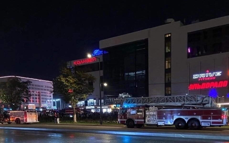 Из-за замыкания из пермского клуба эваквировалось 300 человек. Видео