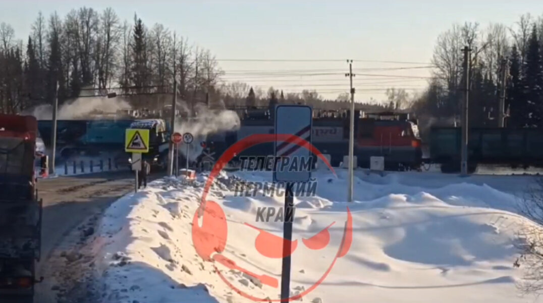 В Пермском крае грузовой поезд протаранил большегруз и оборвал электропровода