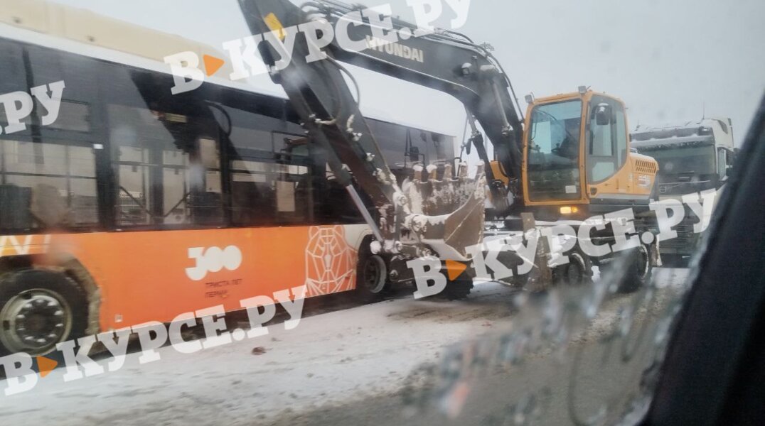 На трассе недалеко от Перми трактор протаранил автобус