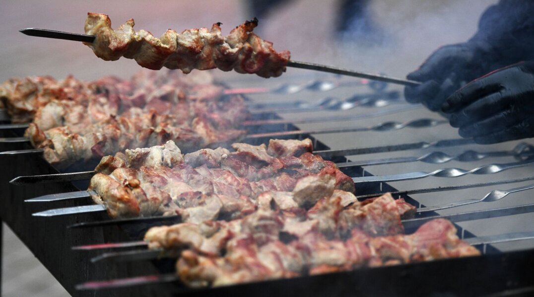 Пермяк вывез друзей на природу с шашлыками на украденные деньги