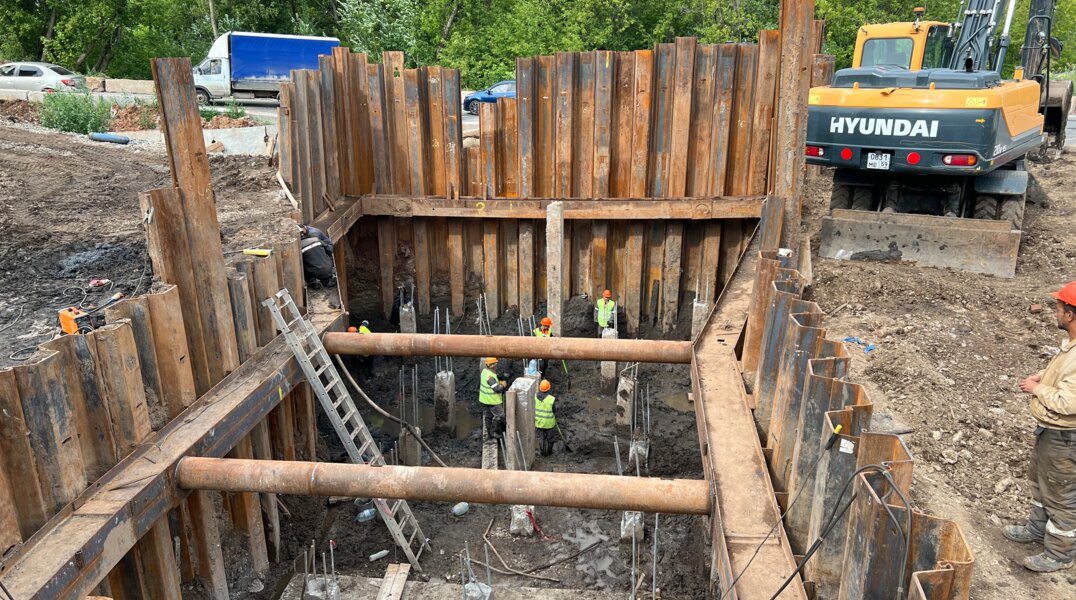 Рабочие ведут работы по обустройству новой водопропускной трубы для реки Данилиха на шоссе Космонавтов