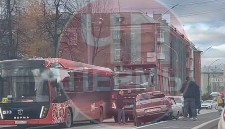 В Перми на улице Героев Хасана произошла авария с электробусом