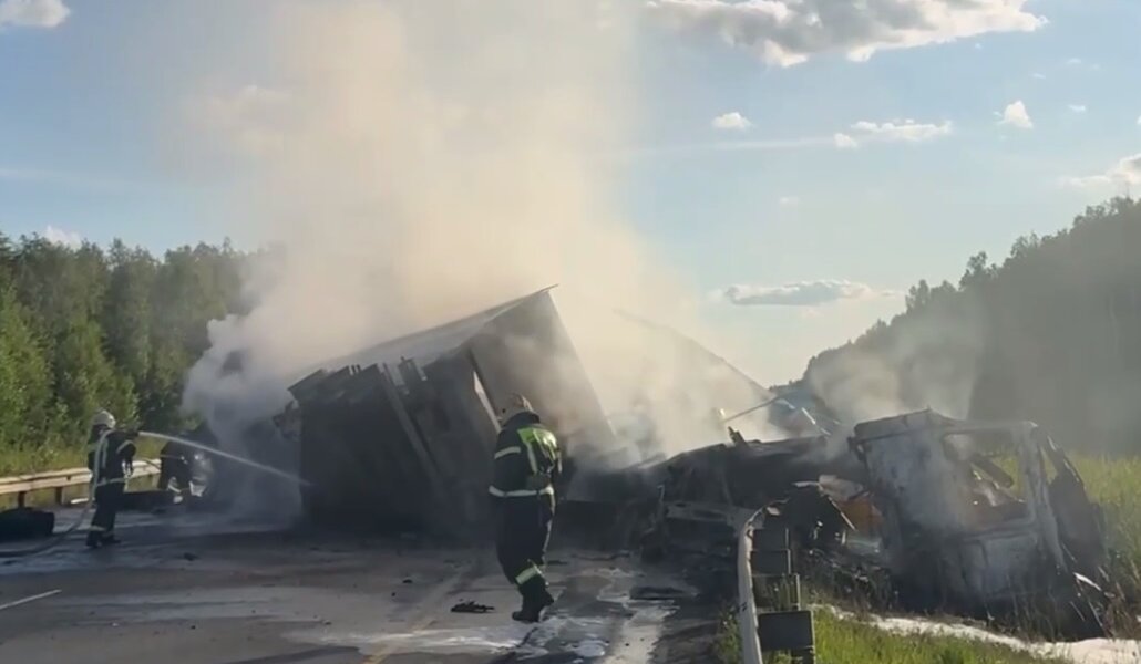 На Краснокамской объездной дороге перекрыли движение из-за ДТП с фурами