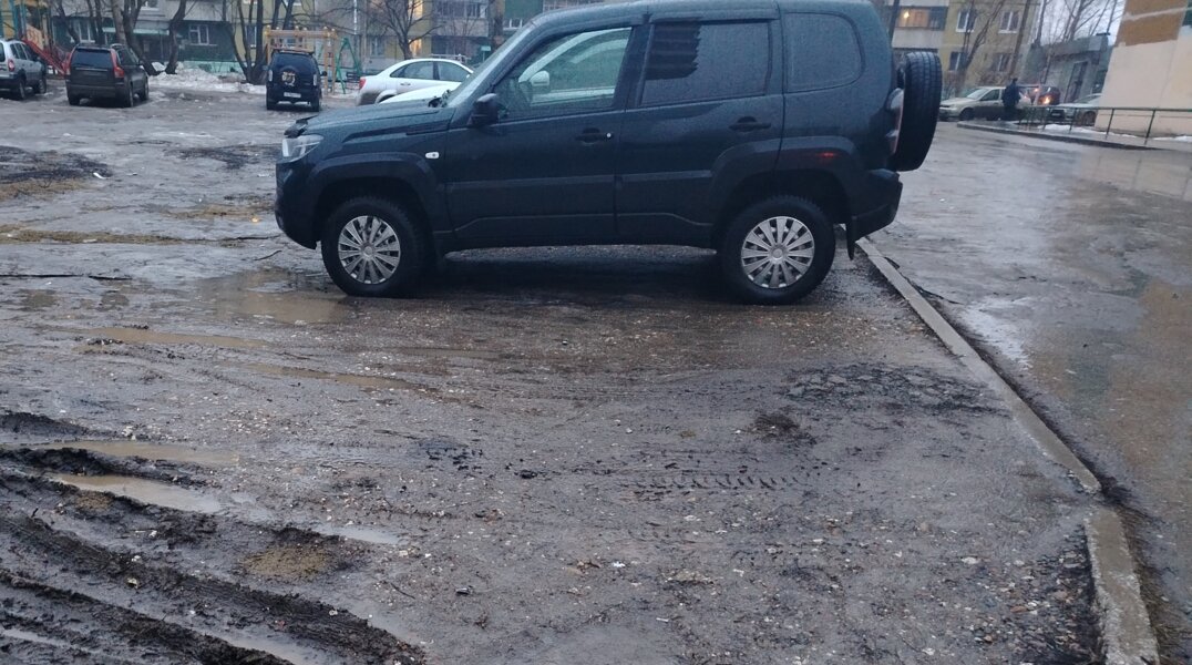 Пермяков за семь месяцев оштрафовали на миллион рублей за парковку на газонах