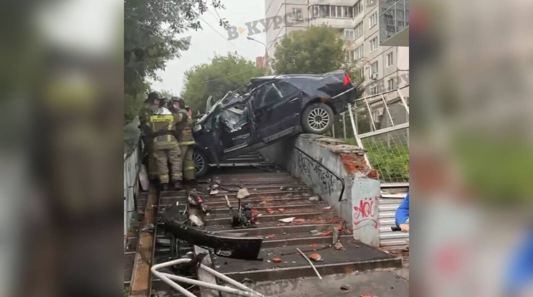 Вылетел на пешеходов. В полиции раскрыли подробности аварии с иномаркой, упавшей на лестницу в центре Перми