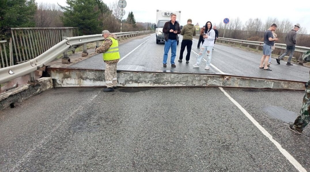 Из-за проседания пролета моста перекрыли участок на трассе Кострома-Киров-Пермь