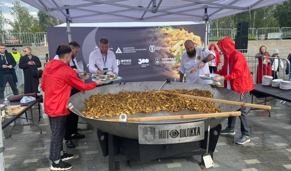 Пермяков на эспланаде угостили жарехой из белых грибов