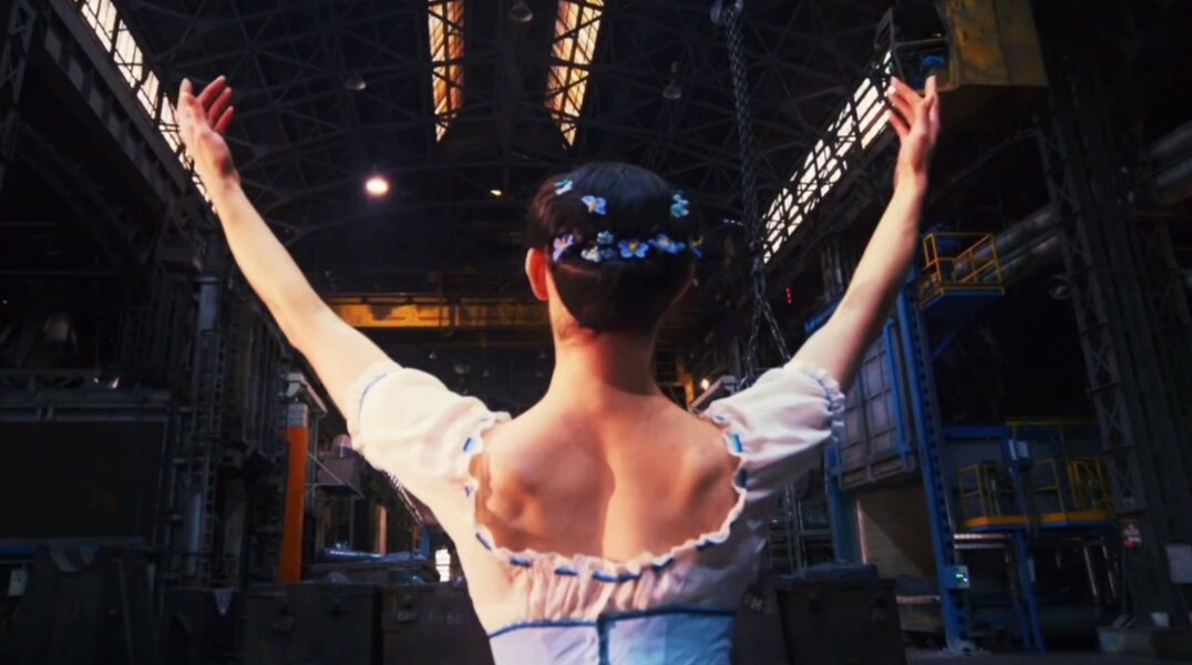 Пермская балерина станцевала в цехе стратегического оборонного завода