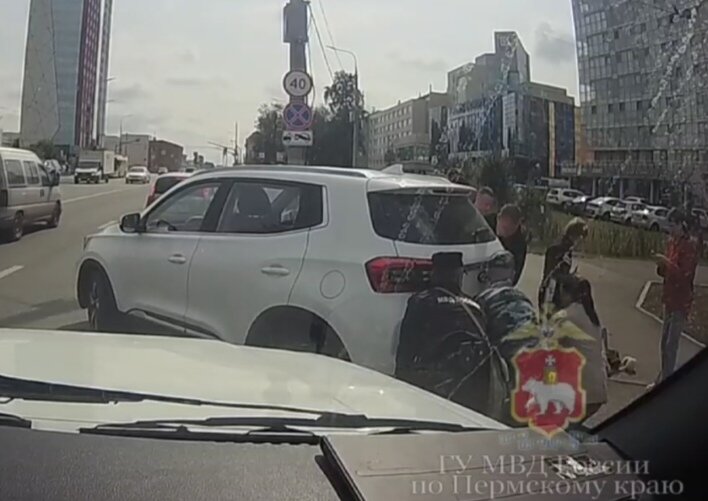 В Перми полицейские помогли двум девочкам, попавшим под машину