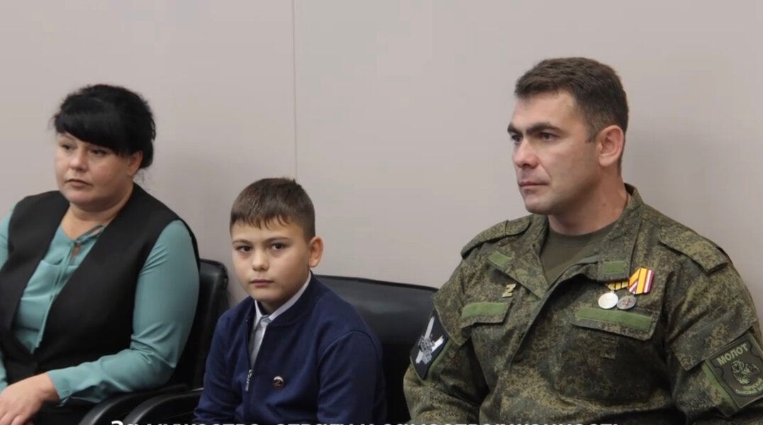 Дмитрий Махонин вручил пермяку Орден Мужества