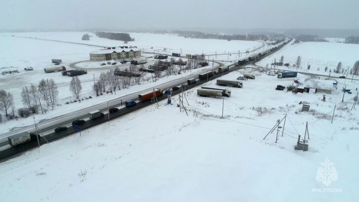 Екатеринбуржец разнес дорожников после девятичасовой пробки на Пермском тракте