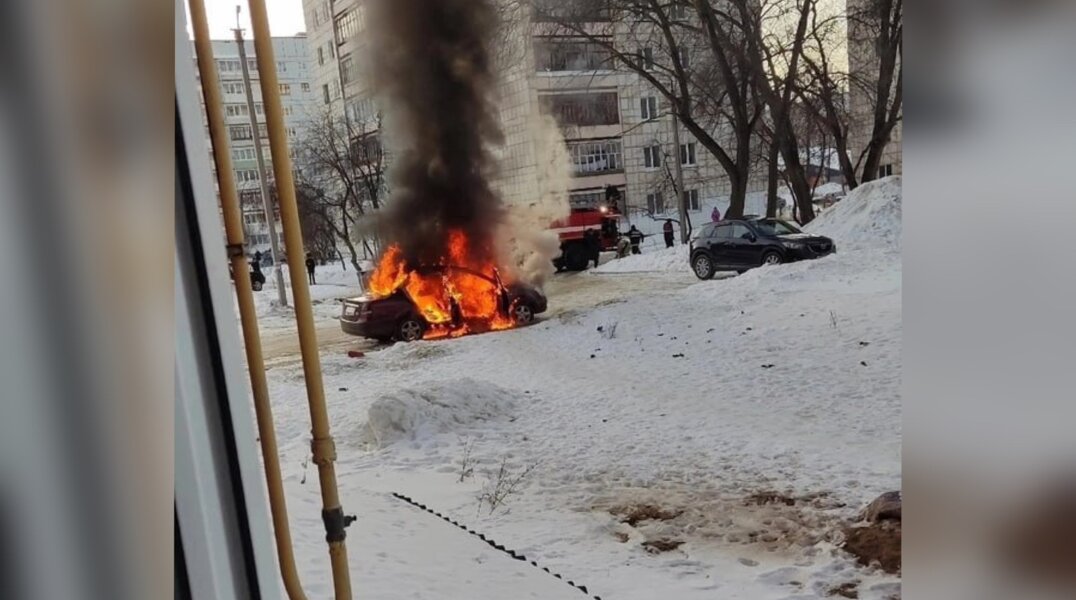 В Прикамье во дворе жилого дома загорелась машина