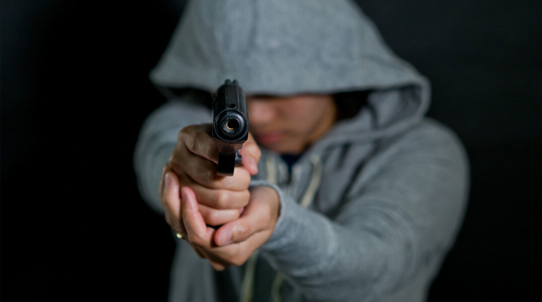 В Перми неизвестный обстрелял проезжающий автомобиль