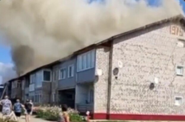 В Пермском крае пожарные спасли из горящего многоквартирного дома двух женщин