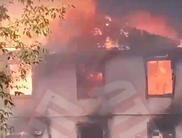 В Перми горят два соседствующих расселенных дома