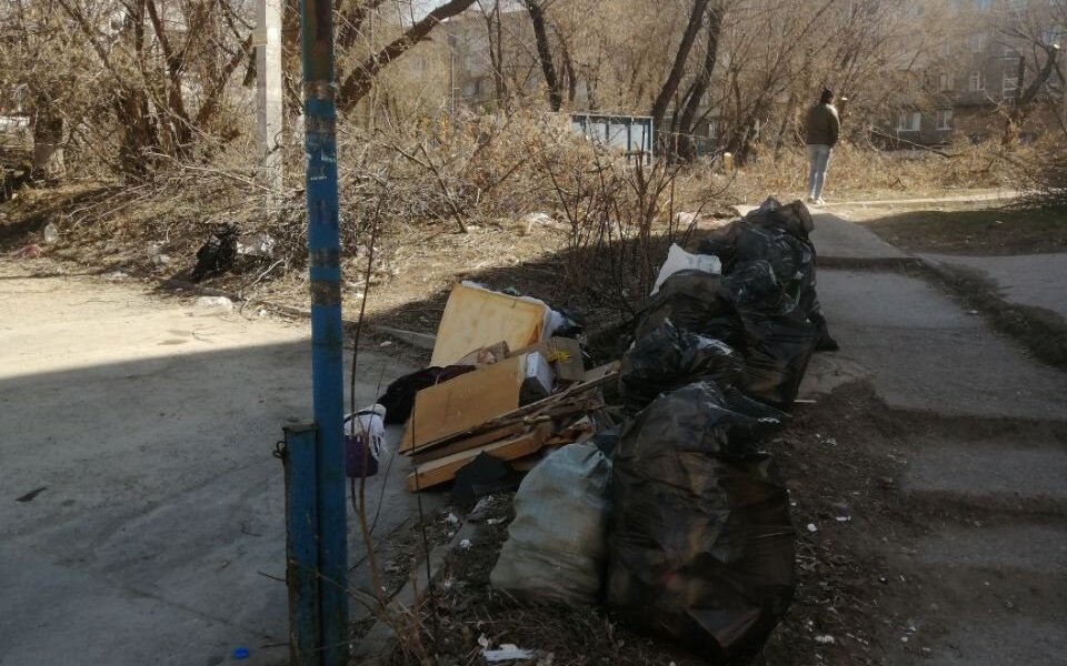 В спальном районе Перми образовалась стихийная свалка