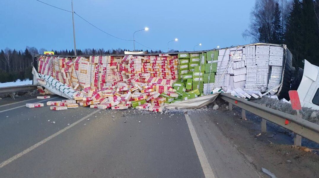 На участке трассы «Кострома-Шарья-Киров-Пермь» ограничили движение из-за ДТП с грузовиком