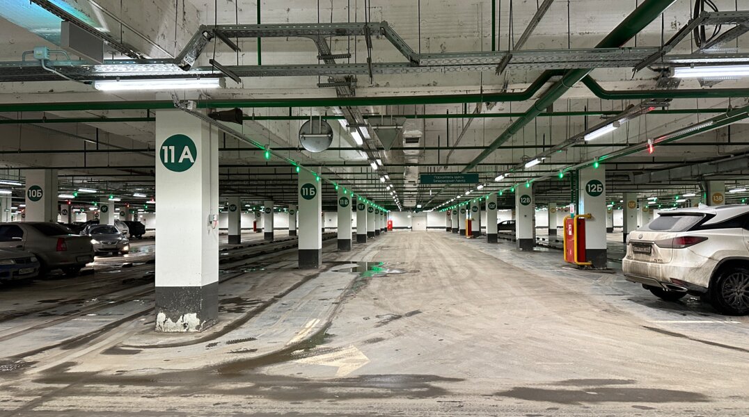 В Перми парковочной платформой оторвало дверь дорогой иномарки