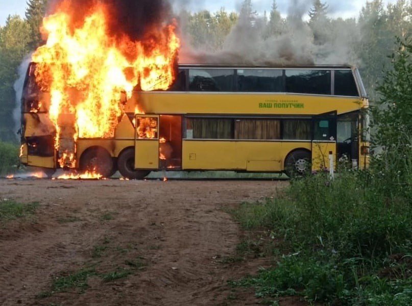 На трассе в Прикамье сгорел двухэтажный автобус