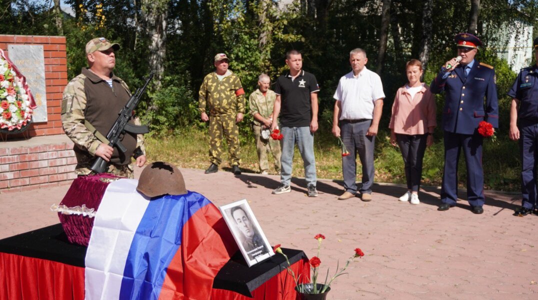 В Прикамье захоронили найденные в Псковской области останки красноармейца