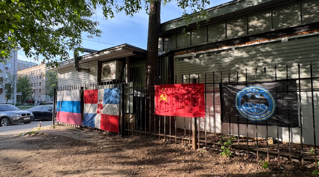 На заборе у пермского бара, где недавно погибла девушка, вывесили флаги