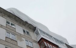 В Кунгуре снег и наледь обрушились на пенсионерку с крыши многоквартирного дома