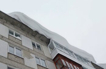 В Кунгуре снег и наледь обрушились на пенсионерку с крыши многоквартирного дома