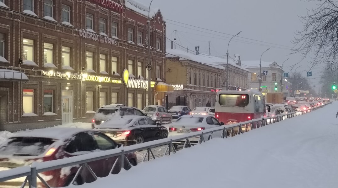 Аварии, пробки и застрявшие авто: мощный снегопад в Перми вызвал транспортный коллапс