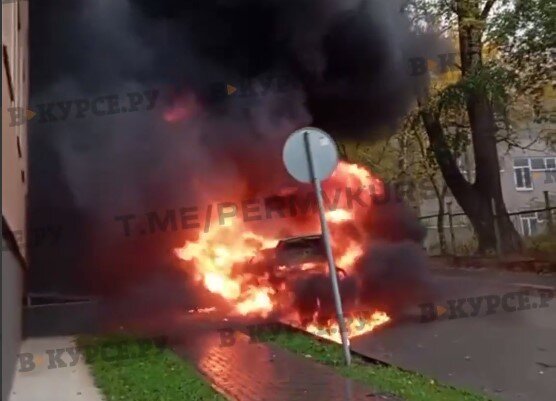 Очевидцы сняли на видео пылающую легковушку в Перми